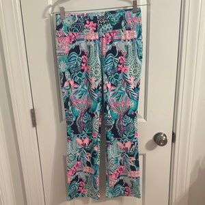 NWOT! Lilly Pulitzer Blue and Pink Leggings with Tropical Floral Design